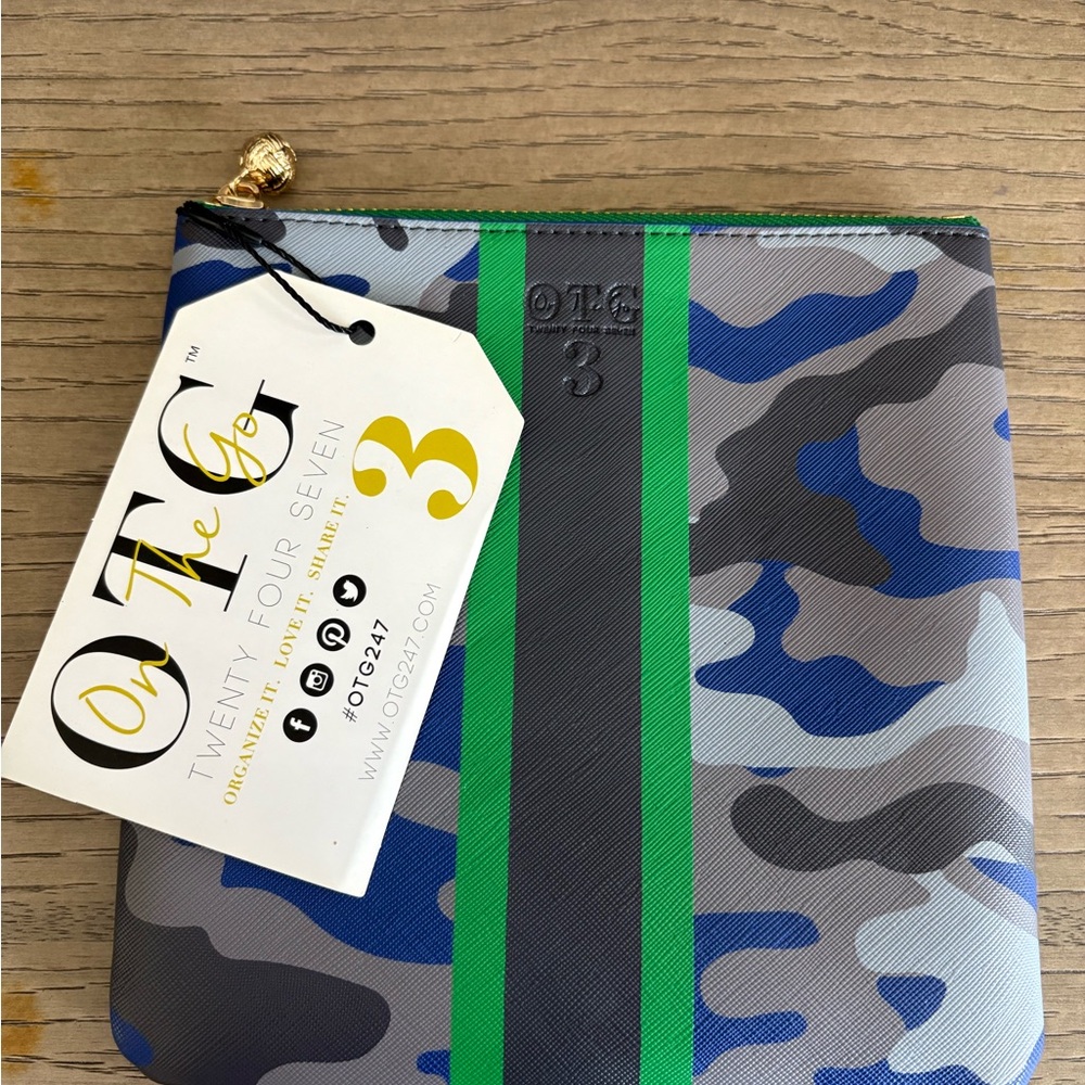 Camouflage On the go Bag with Green Stripe
